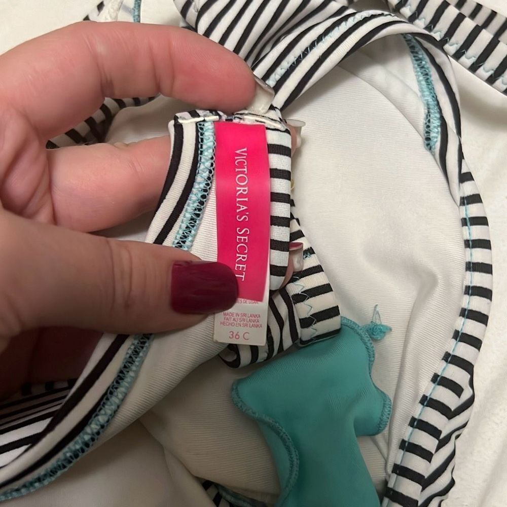 ✨Victoria’s Secret Underwire Triangle Bikini Top✨ - Picture 4 of 4